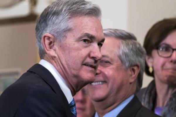 Fed-Chef Powell bekräftigt Zinssenkungsabsichten auf Rede in Paris