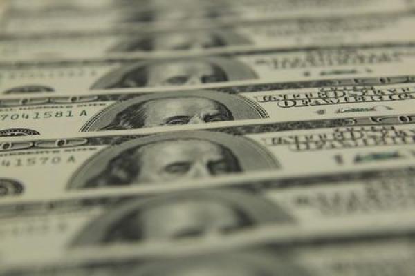 Sube el dólar tras el acuerdo sobre el techo de la deuda; cae la libra
