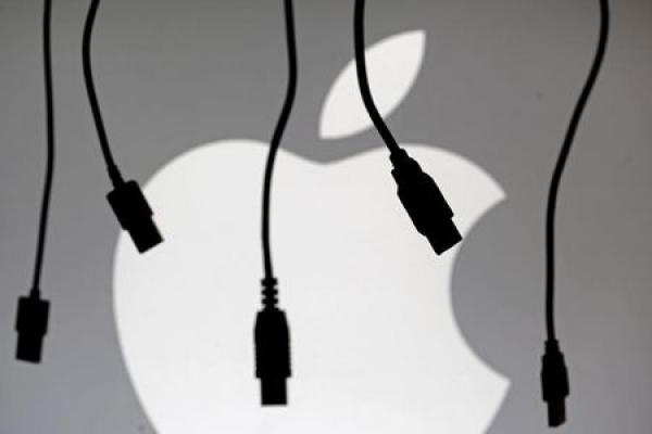 Apple contro la UE sui caricabatterie standard: “danneggiano l’economia”
