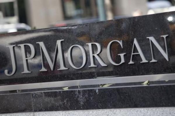Jp Morgan: utile dimezzato ma migliore delle attese