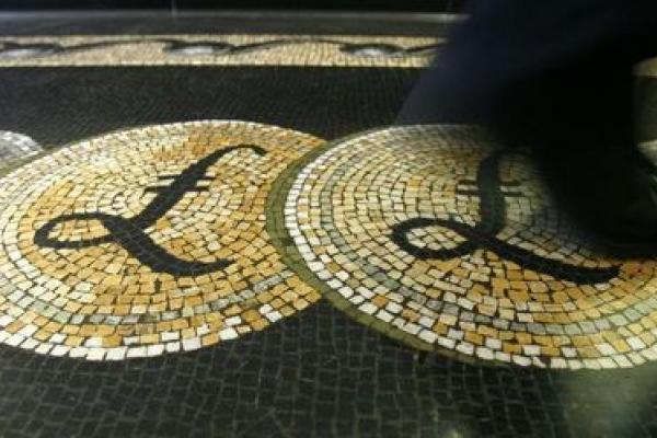 La libra sube a la espera de la votación del Brexit; cae el dólar