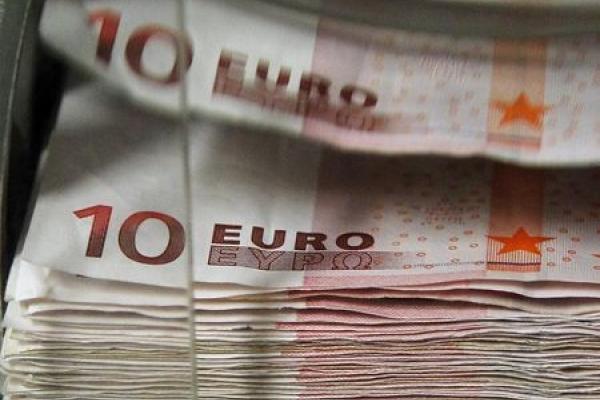 Euro Falls on Weak PMI Data; U.S. Dollar Steady