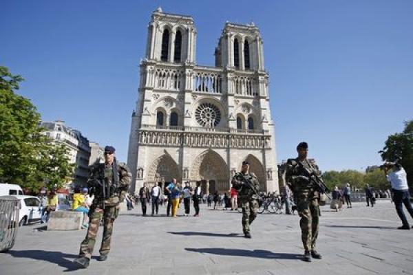 Was war die Ursache für das Feuer in Notre-Dame de Paris?