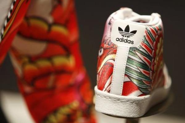 Foot Locker Shares Soar After Strong 4Q and Outlook