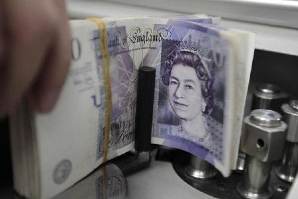 La sterlina guadagna terreno tra speranze di un rinvio della Brexit, dollaro giù