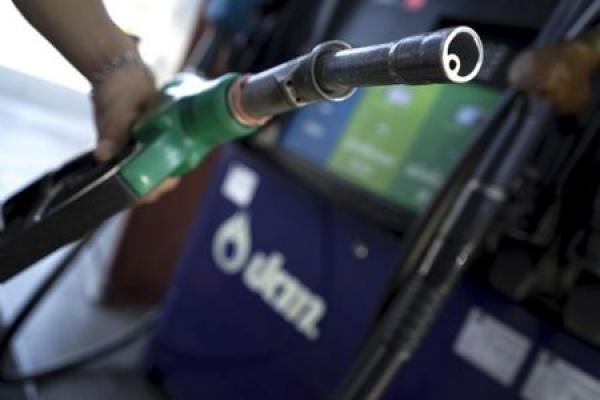 Oil Hovers Above $40, Awaiting OPEC; Cushing Stocks Jump