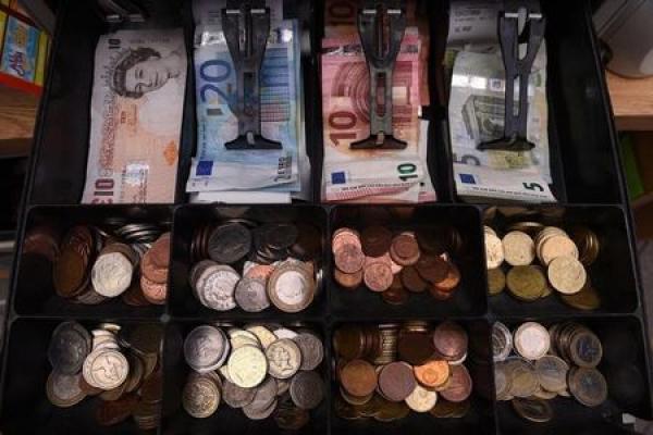 La sterlina sale sulla scommessa di May sulla Brexit; attesi indici PMI