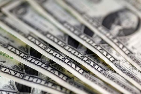 Sube el dólar tras registrar el petróleo máximos históricos la jornada anterior