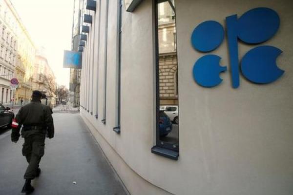 Oil Slumps With OPEC Undecided on Emergency Meeting