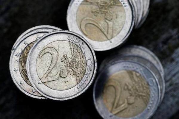 Dollar Moves off Lows, but Experts See Trouble Ahead