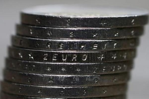 Euro Holds Steady after EU Election Results, Pound Ticks Higher