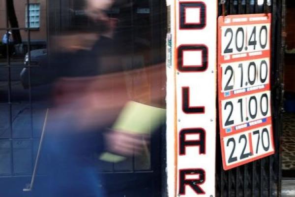 Mexican Peso Fall as Trump Says ‘Not Nearly Enough’ Progress Made in Talks