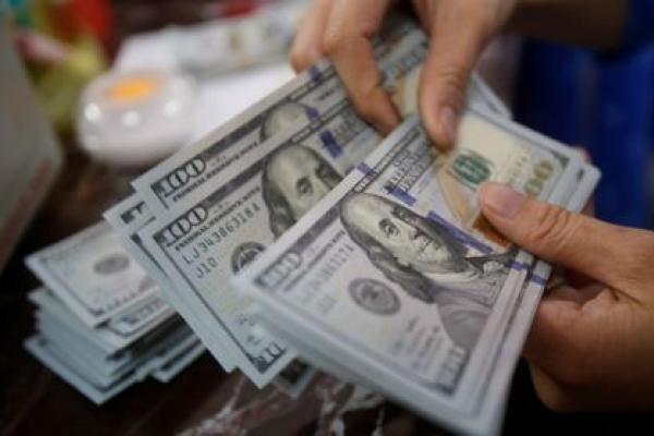 El dólar baja ante la difícil temporada de presentaciones de resultados