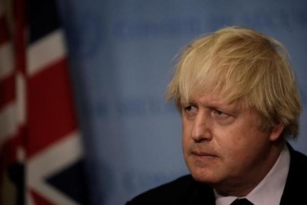 La sterlina soffre, Johnson riaccende i timori di una hard Brexit