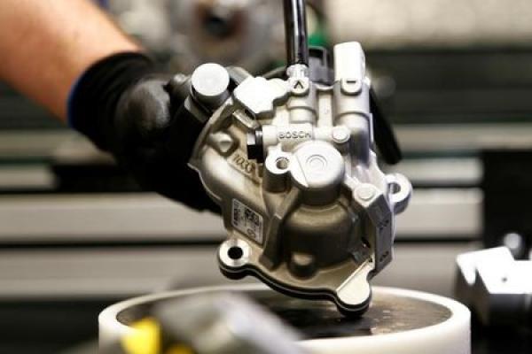 NewsBreak: Deutsche Unternehmen drosseln Produktion um 0,6% im Juli