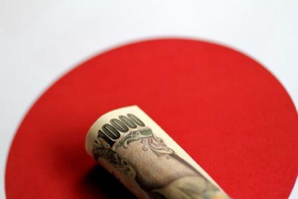 Yen Gains Ground as Trade War Fears Linger