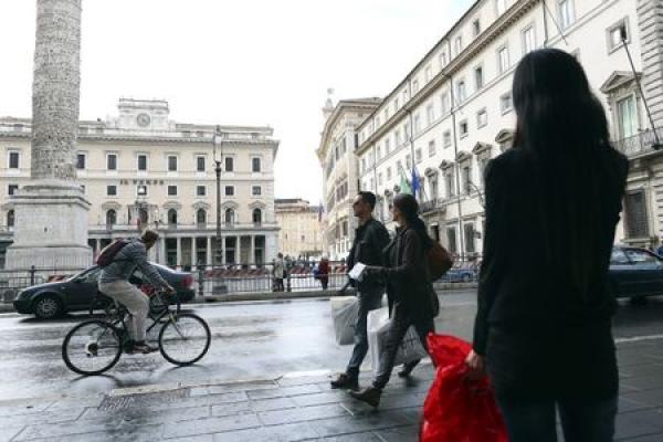 StockBeat:  Italian Political Talks, German Tax Cut Drive Gains
