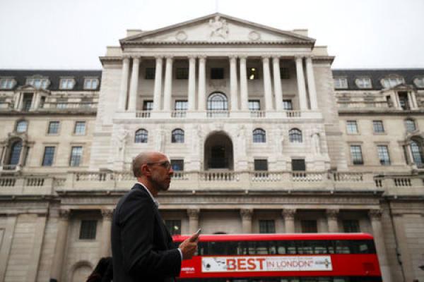 El Banco de Inglaterra mantiene los tipos y eleva las expectativas de crecimiento