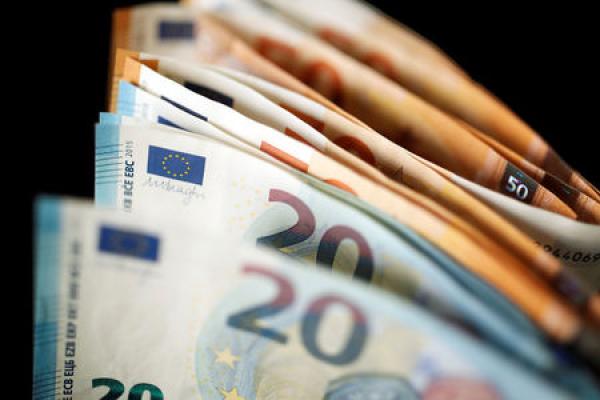 Yen più debole, euro stabile in attesa del vertice della BCE
