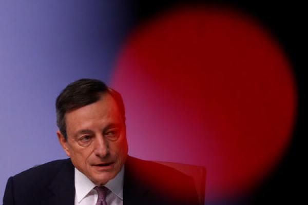 Alerta en el BCE: Draghi no descarta posponer la subida de tipos de interés
