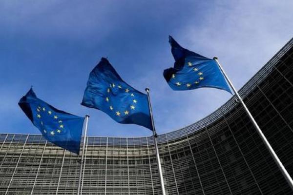 Stabile la fiducia dei consumatori nella zona euro, minacciosi i rischi ribassisti