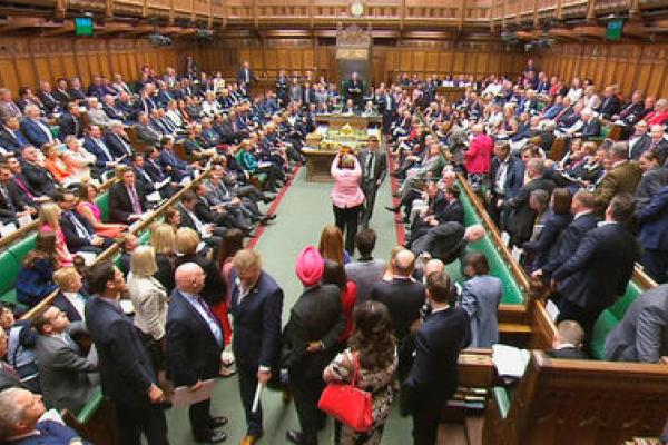 Sterlina stabile dopo il colpo alla Brexit; dollaro giù, attesa Fed