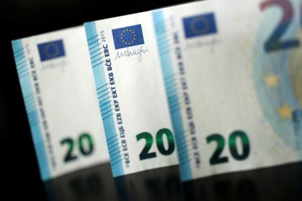 Euro Sinks as ECB Moves to Counter Slowdown