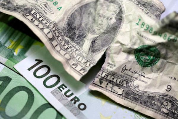 Dollaro in calo per ora; cambio EUR/USD potrebbe testare 1,05
