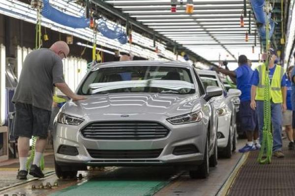 Michaels et Ford progressent en préouverture, Tesla recule