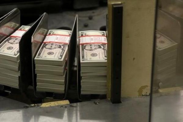 Il dollaro scende dal massimo di tre settimane