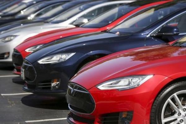 Tesla se mantiene en los 1.000 dólares; le pisa los talones a Toyota