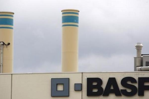 NewsBreak: BASF-Aktien steigen leicht trotz Gewinneinbruch