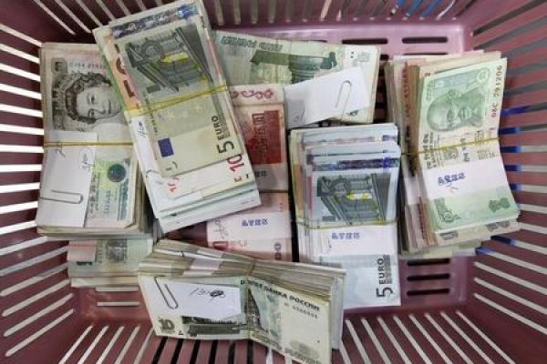 U.S. Dollar Flat as Investors Wait for Fed Minutes