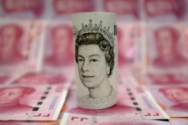 Pfund fällt auf Brexit-Sorgen; US-Dollar steigt auf Fed-Protokoll