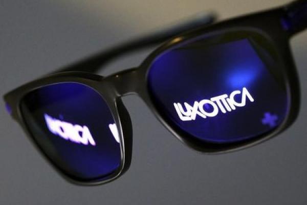 EssilorLuxottica crolla sotto i colpi della guerra interna