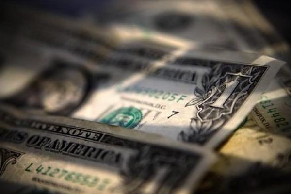 Forex: Le Dollar recule suite à de faibles PMI et des tensions au Moyen-Orient