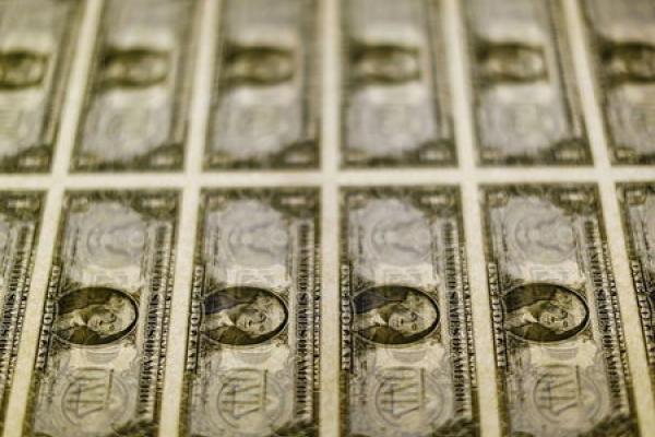 Dollar Weakens Ahead of Earnings Season