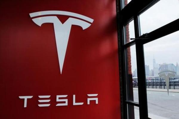 Tesla-Aktie vorbörslich im Plus - 1000 Dollar-Marke bleibt greifbar