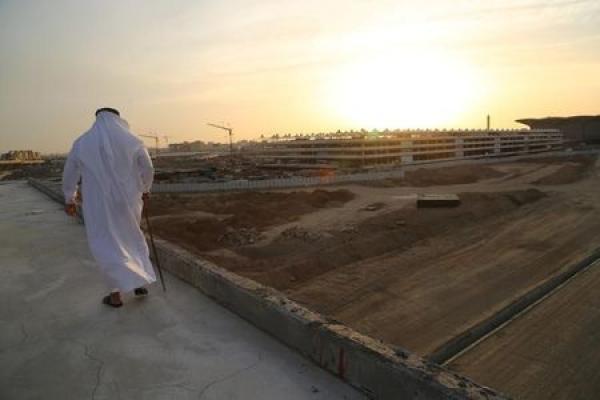Oil Prices Edge Higher as Saudi Arabia to Extend Output Cuts