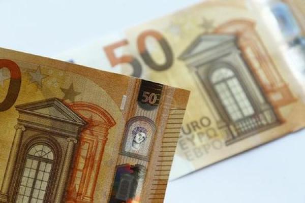 El euro, estable tras las elecciones de España; Trump lastra las petrodivisas