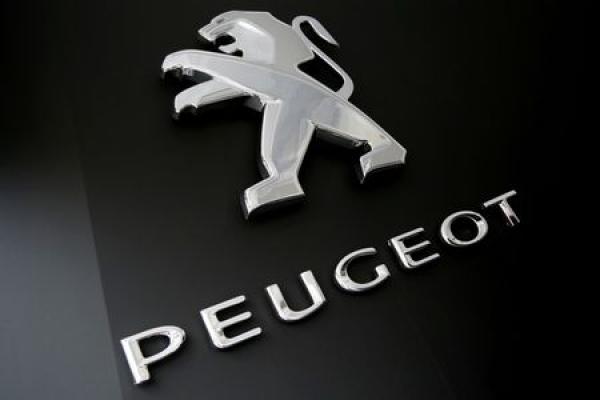 Francesi contro: PSA vs Renault per “fusione che avvantaggia solo Fiat”