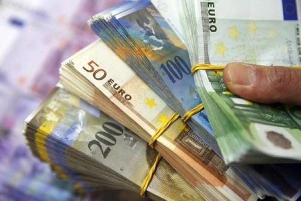 Kurs dolara spada nieznacznie wobec malejącego ryzyka na rządowy 'shutdown'