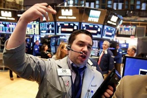 Stocks - Techs Rise and Rate-Cut Hopes Boost Market