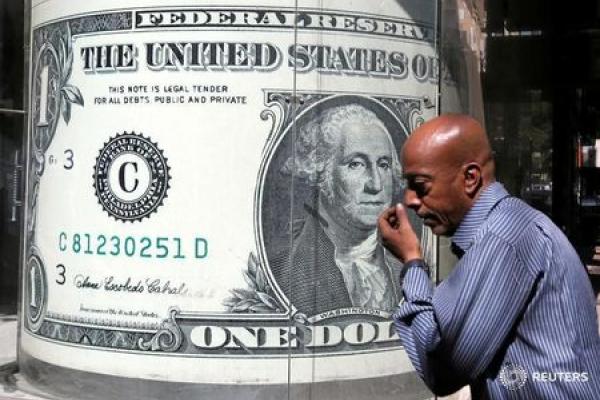 Dollaro stabile, attesi dati su vendite al dettaglio; sterlina giù per la Brexit