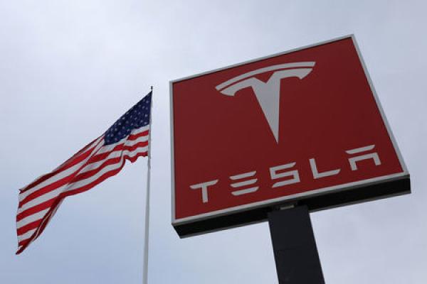 Tesla Falls Midday as Musk Tweets Production Forecasts