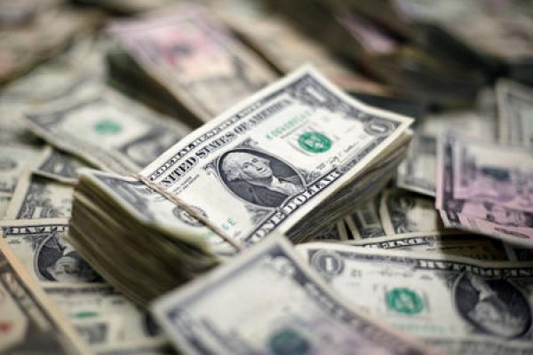 Cae el dólar ligeramente en un entorno de cautela; se estabiliza la libra