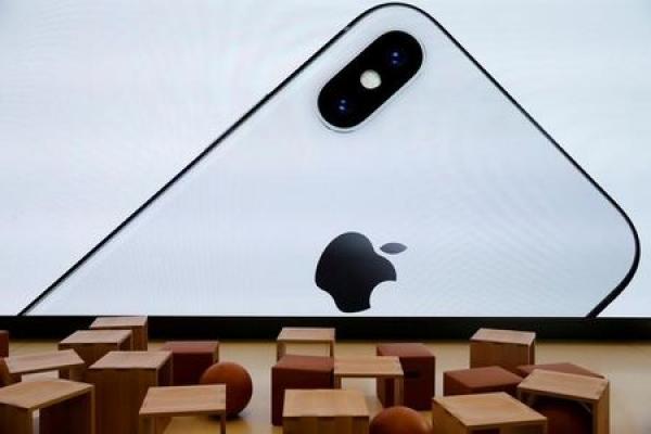 Acciones de Apple caen 1% en bolsa pese a superar expectativas de ingresos