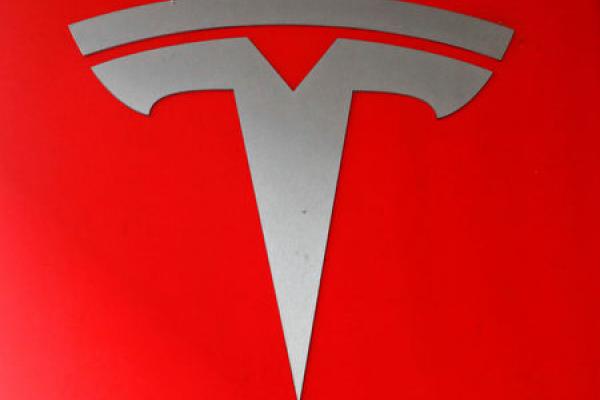 Roth Capital erhöht Tesla-Aktie von "Sell" auf "Neutral"
