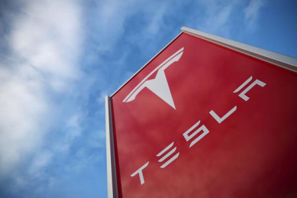 Tesla avanti verso l’infinito: supera anche quota 900