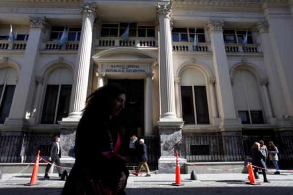 El fantasma del 'corralito' vuelve a planear sobre Argentina: Qué esperar
